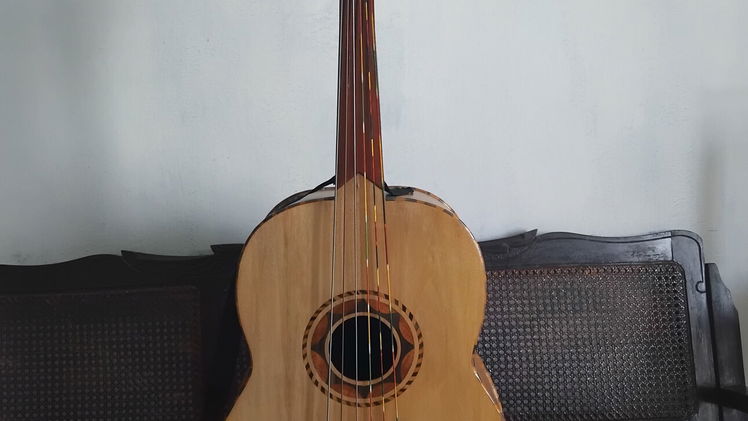 Se vende Guitarrón de mariachi en Cotorro La Habana Cuba Revolico