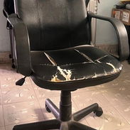 Silla con brazos, Rueda perfectamenre, es ajustable, requiere tapicería en la parte de abajo aunque yo la uso con un for - Img 57103612