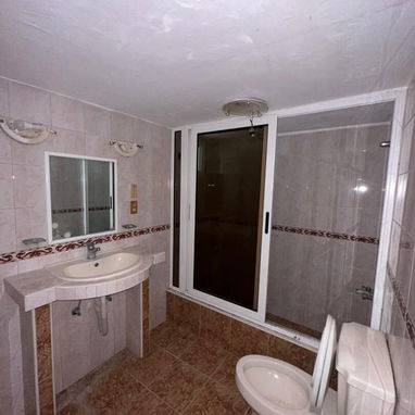 *🏡 SE VENDE CASA BIPLANTA EN BAJOS – PLAYA, REPARTO LA SIERRA.*  Propiedad amplia de construcción sólida (año 1940) con - Img 122390674