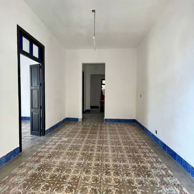 Inversión Inteligente en el Centro Histórico! Gran Apartamento de 3 Cuartos, Recién Reparado !!! - 2/5