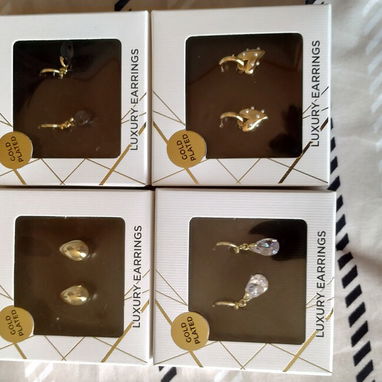 Bonitos pares de aretes chapados en oro 18, nuevos en caja. - Img 102479591