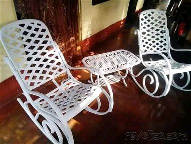 Juegos de sillones con mesita de centro. Sillones de aluminio fundido esmaltados en blanco o negro - Img 67798640