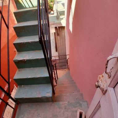 Se vende este casa en 50000usd con 2 anotaciones un baño, es en el Vedado la dirección es en 11 y 16 cerca d línea y 16 - Img 125552902