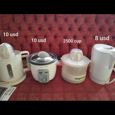 Vendo moledor de café, de uso. Funciona bien. Además de tetera electrica, jugueras y olla arrocera pequeña. - Img 125925623