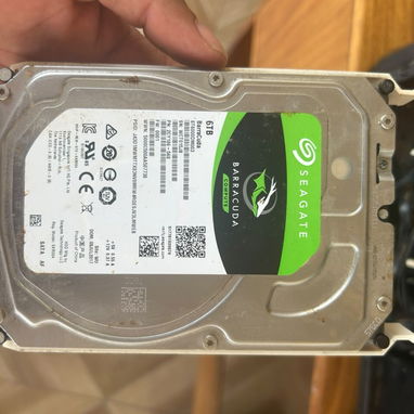 vendo  h110 con micro i5 de 7 generación  16 gb de ram dispada 2 discos duros uno de 8 y uno de 6 al 100 de vida  disco - 6/7