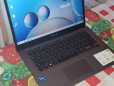 Se vende laptop Asus Core i5 de 11na generación,  8 ddr4 , Ssd 256 ,, bateria de 3 a 4hs poco uso . Buenas laptop y buen - Img main-image
