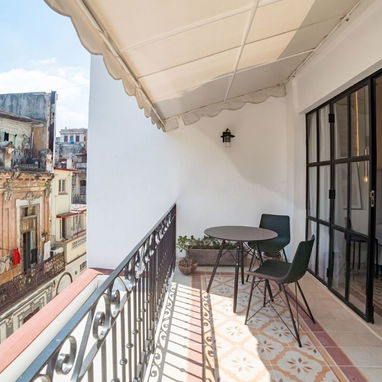 ⚡ SUITE PREMIUM HABANA VIEJA - SIN APAGONES - WIFI 24H - TERRAZA Y BAÑADERA - Img 120454057