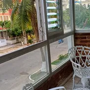 Rento apartamento completo independiente en el vedado primer piso con balcón a la - Img 54817607