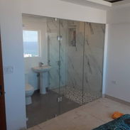 Deja atrás lo viejo y renueva tu baño con un paño fijo - Img 55613144