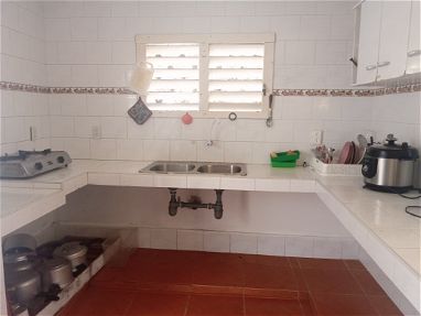 Renta casa en Guanabo de 4 habitaciones climatizadas, piscina, barbecue, parqueo - Img 64047057