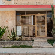 Se vende planta baja de una casa biplanta ubicada en el N谩utico a pocos metros del mar. - Img 57201596