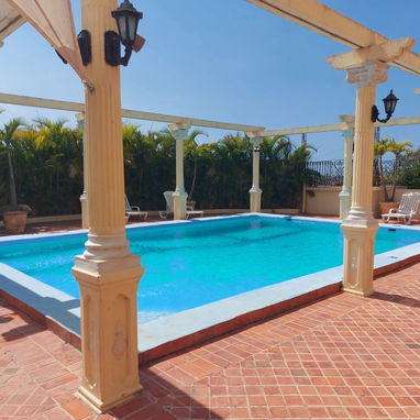 Lujo de residencia con piscina en alquiler - Img 119378002