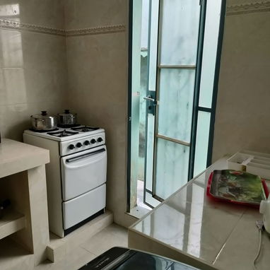 Playa. Rento Casa en bajos de biplanta de 3 cuartos con portal y garage. Alquiler Lineal Garantizado. Se aceptan niños - Img 124018469
