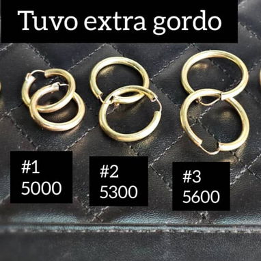 Aretes y argollas de oro troquelado 10k - Img 122601744