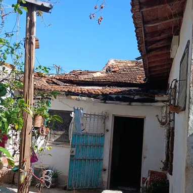 Se vende casa antigua con patio de tierra - Img 118487318