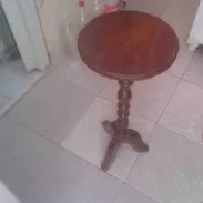 Se vende mesita de centro con base redonda, torneada, de uso en buen estado. - Img 57249521