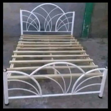 Camas de tubo y colchones listos para entregar hasta la puerta de su casa. - 4/10
