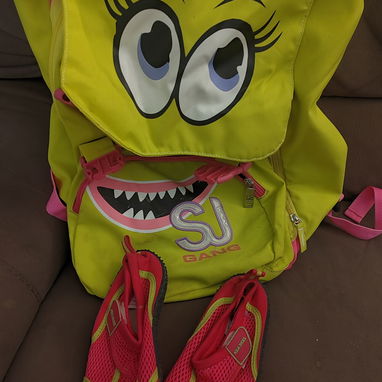 Mochila + zapatillas para mar - Img 122549240