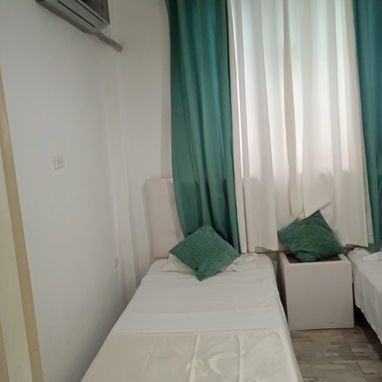 ¡SAN LÁZARO! 🏠 RENTO APTO LINEAL. 2 HAB C/BAÑO, CLIMA, RESPALDO ENERGÉTICO, WIFI, PARQUEO. 550 USD. - Img 121653173