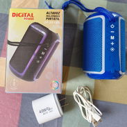 SE VENDE ESTA BOCINITA PORTATIL, CON DURACION DE MAS DE 6 HORAS A MITAD DE VOLUMEN. MUY BUEN SONIDO. WHATSAPP 59219492 - Img 56479372