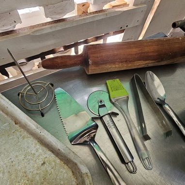 Se Vende Horno de Gas para pizzas y pan, Platos para hacer pizzas y 2 Mesas de acero inoxidable - 2/5