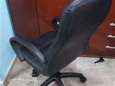 Se vende silla giratoria ejecutiva para oficina escritorio y computadora en perfectas condiciones en la habana vieja Pv5 - Img 65754437
