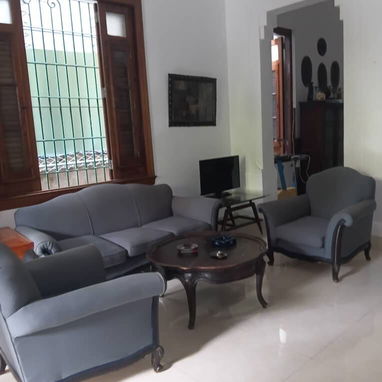 Renta de maravillosa propiedad independiente en Vedado - 3/10
