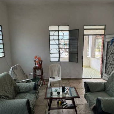 *$35.000usd CON AJUSTE. En venta  casa independiente de 2 pisos en El  Cerro, Reparto Martí. - 2/10