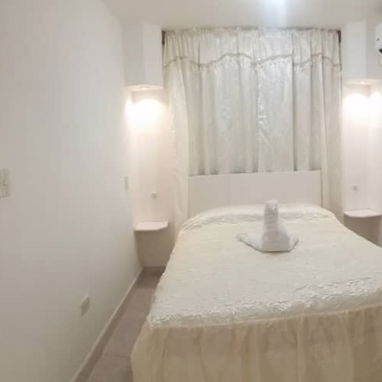 Rento apt supercéntrico de 2/4 en planta baja a 2 cuadras de 23 y Rampa.Vedado. - Img 103703515