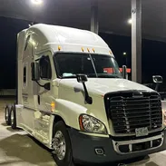PAREJA DE FREIGHTLINER CASCADIA EN ESTADO IMPECABLE – LISTOS PARA LA DIRECTA - Img 55318871
