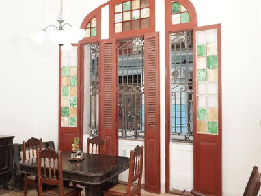 En venta espectacular y espacioso Hostal Puerta Calle céntrico en Centro Habana de 5 cuartos y 6 baños con gran entrada - Img 64950960