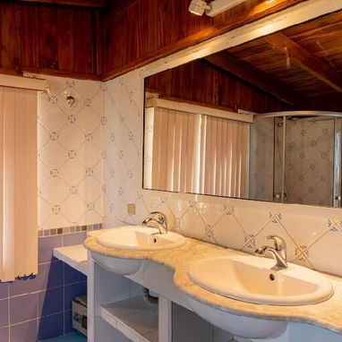 Cod.Z ✨Se renta hostal de lujo ✨tiene  8 habitaciones + planta eléctrica - Img 115925087