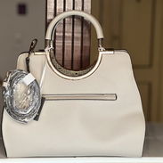 Bolso elegante color beige - Img 57498825