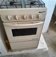 Cocina de uso , con horno y cuatro hornillas - Img 45676177