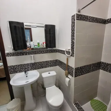 APARTAMENTO CENTRICO,totalnente enrejado y RENOVADO,TODO NUEVO y BUENO DENTRO, garaje colectivo,en EUROS me ajusto - Img 111130499