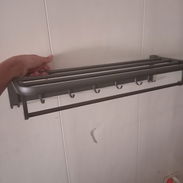 TOALLERO DE PARED CON GANCHO Y PARRILLA GRIS OSCURO - Img 57533361