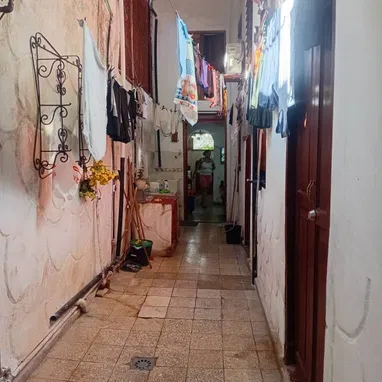 🏡*$22.000usd AJUSTABLES. En venta hostal (BAJOS) en Centro Habana*  🚘  *Posibilidad de parqueo detras de la casa.*   * - 3/10