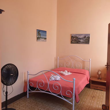 Aquiler para extranjeros 2 habitaciones, una a 10 Euros o Dólares y la otra a 15 por día con baño privado - Img 110893060