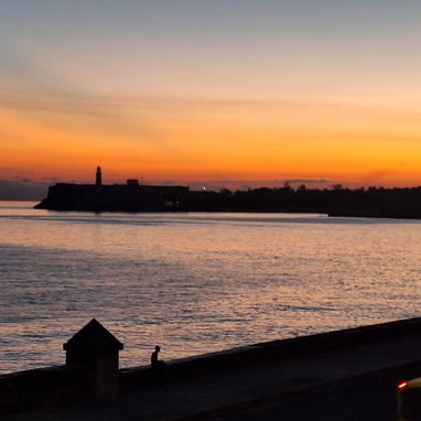 🏠*Se renta casa en Malecón, cuenta con 3 habitaciones, vista al mar cada una, respaldo energético y temática cubana - 5/5