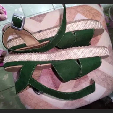 DOS SANDALIAS TALLA 38 VERDE 1200 PESOS Y NEGROS 2000 PESOS PARA EMPEINE ANCHO - Img 123379601