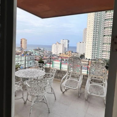 Venta de apartamento con vista al mar,céntrico en el vedado - 3/6