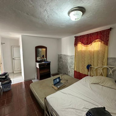 *🏡 SE VENDE CASA BIPLANTA EN BAJOS – PLAYA, REPARTO LA SIERRA.*  Propiedad amplia de construcción sólida (año 1940) con - Img 122390685