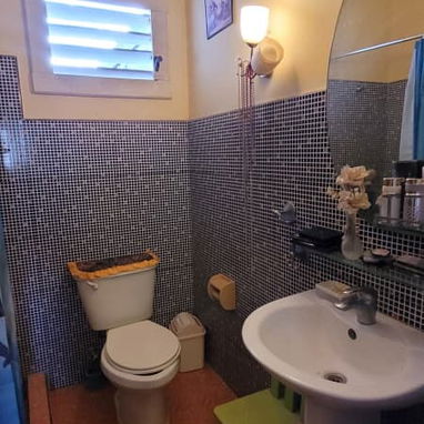 APTO 2DO PISO CERCA DE E Y 19 VEDADO 4/4, BALCÓN A LA CALLE CERRADO, PLACA LIBRE, GARAGE, 2 BAÑOS 53356139 - 8/10