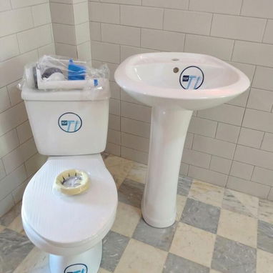 Juegos de baños completos y tasa tanque de descarga al piso importado con los herrajes - Img 123042401