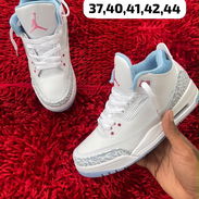 Zapatos retro 3 blancos con detalles azules y rosados - Img 57949046