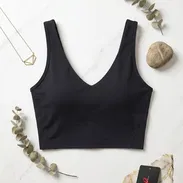 Top* deportivo básico en color negro. Diseño de cuello en V con silueta minimalista, ideal para un estilo activo y versá - Img 56206902