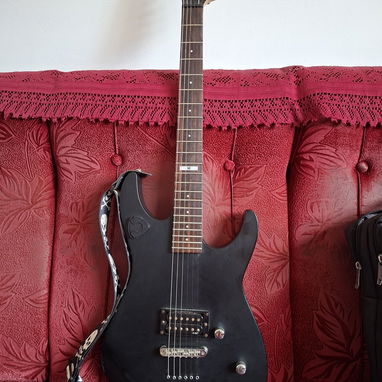 Se vende guitarra electrica, pedal, forro y amplificador - Img 121995997