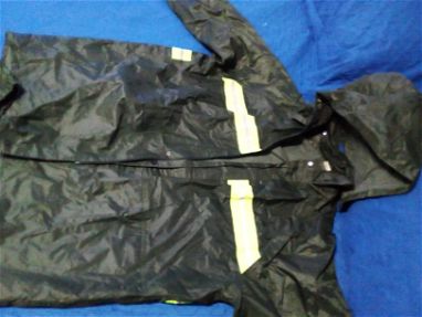 Capa de lluvia fuerte de 2 pieza: pantalón y abrigo con capucha. Con franjas fluorescentes para más visibilidad. - Img 57087368