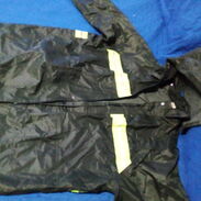 Capa de lluvia fuerte de 2 pieza: pantalón y abrigo con capucha. Con franjas fluorescentes para más visibilidad. - Img 44659523