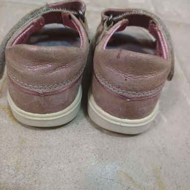 Vendo sandalias de uso para niña. - 2/3